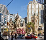 Lone Star Texas Grill'den görüldüğü gibi St Andrew's Presbitaryen Kilisesi - Toronto 2017-05-18 7596.jpg