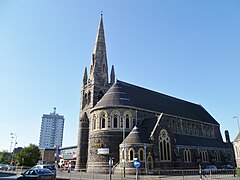 Iglesia de San Marcos, Belgrave Gate, Leicester, 1869-1872, la obra maestra del arquitecto, mostrando la composición de la fachada oriental y la torre sureste con su aguja. (La ampliación occidental de untramo de 1903-1904 hecha E.C. Shearman (1859-1939) se puede ver a la derecha)[PWi 2]​