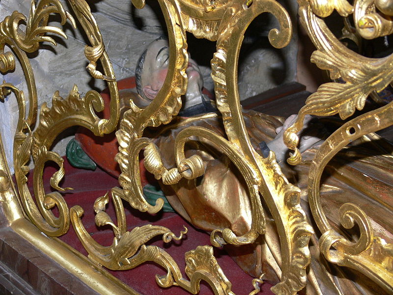 File:St Ulrich Schwarzwald Pfarrkirche Kreuzaltar Ulrichsgrab detail1.jpg