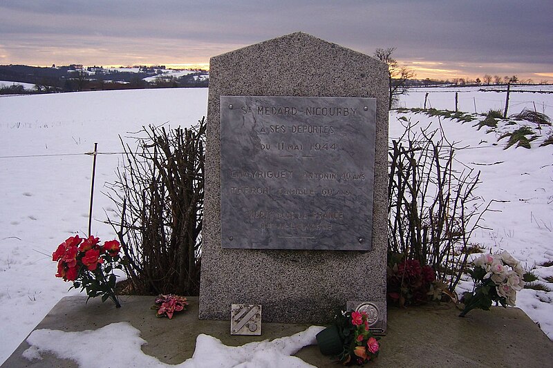 File:Stele deportes Saint-Medard-Nicourby.jpg