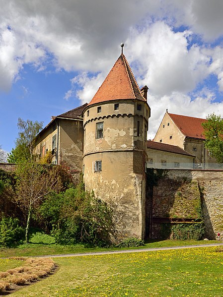 File:Stift u. Stadtmauer.jpg