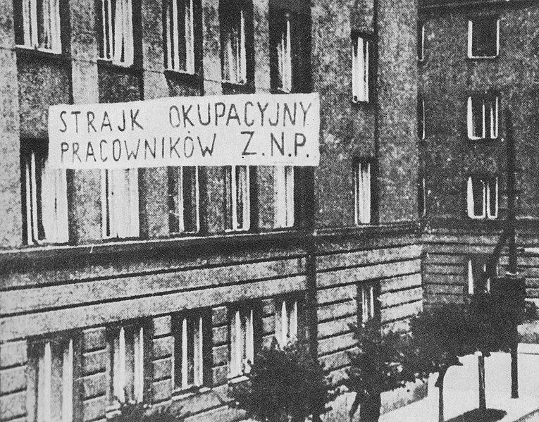 File:Strajk okupacyjny ZNP w Warszawie 1937.jpg