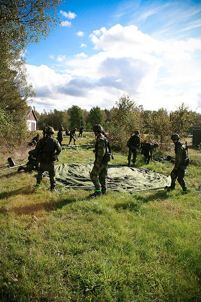 File:Swedish military conscrips setting up tent.jpg