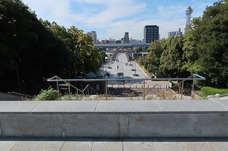 File:Tennoji Park-in front of the museum.jpg