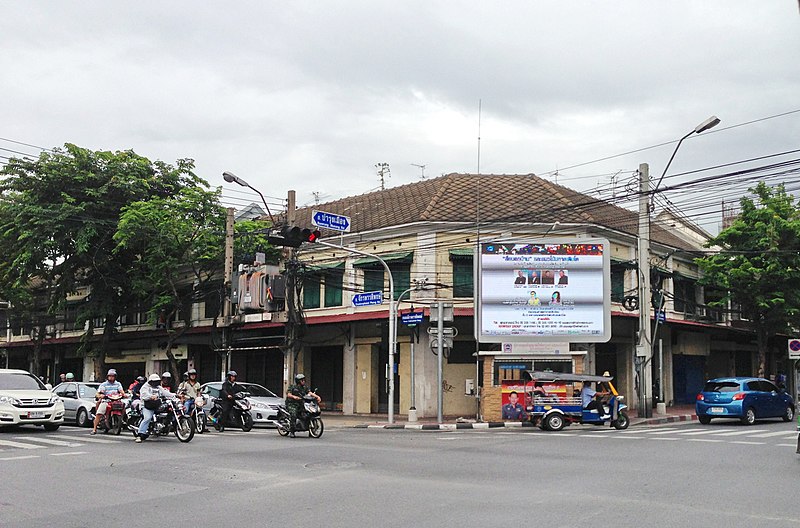 File:Thanon Bamrang Muang- worachak, Wat Thepsirin,Pom prap sattru Phai, bangkok - panoramio.jpg