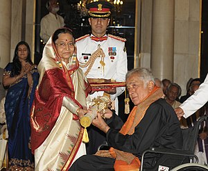 The President, Smt. Pratibha Devisingh Patil presenting the Padma Bhushan Award to Shashi Kapoor