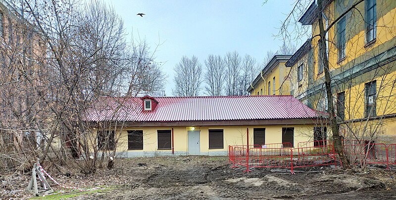 File:The outbuilding, western courtyard, Nikolaevsky Charity House, Rasstannaya 20 St. Petersburg, December 2022.iii.jpg