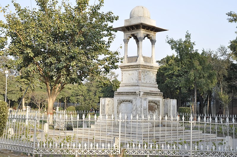 File:Tomb Of Sir James Lyall In Faisalabad Pakistan..jpg