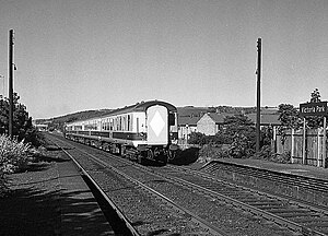 Vlak projíždějící stanicí Victoria Park, Belfast - 1985 (geografický 3747889) .jpg