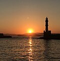 Tramonto visto dalla città con il faro in controluce