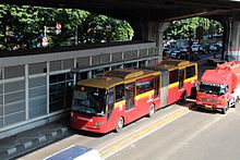 Transjakarta Articulated Bus Halte Rawasari 3.JPG