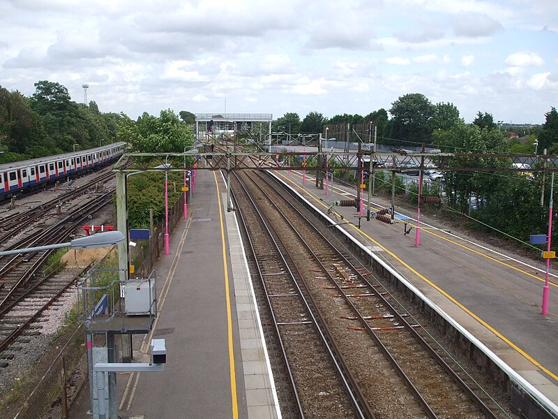 File:Upminster station mainline high eastbound.JPG