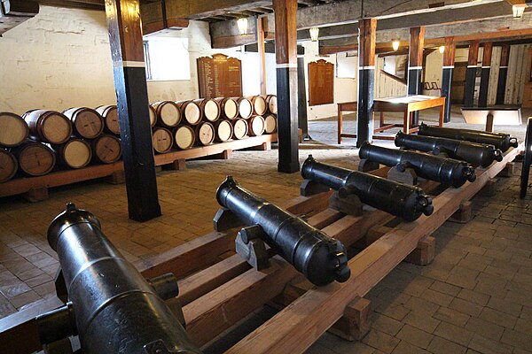 Display of gunpowder barrels and naval howitzers in the magazine block