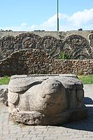 ウスリースクの公園にある亀の形をした石（亀趺）。12世紀にこの地を支配した女真首長墓で、石碑が上にあった。