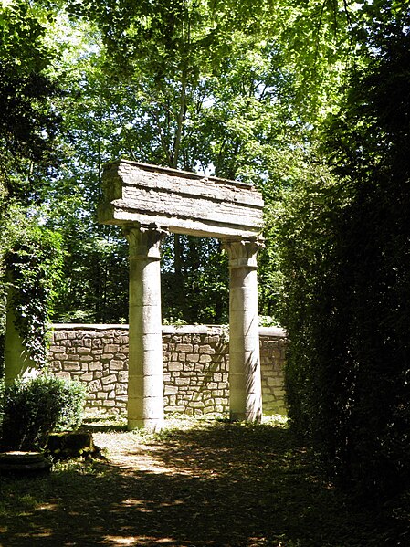 File:Valgenceuse - colonnade.jpg