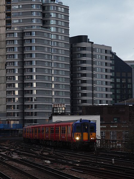 File:Vauxhall - SWR 455754+455720 down train.JPG