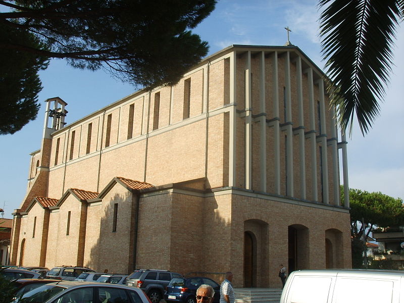 http://upload.wikimedia.org/wikipedia/commons/thumb/f/f9/Viareggio%2C_chiesa_di_don_bosco.JPG/800px-Viareggio%2C_chiesa_di_don_bosco.JPG