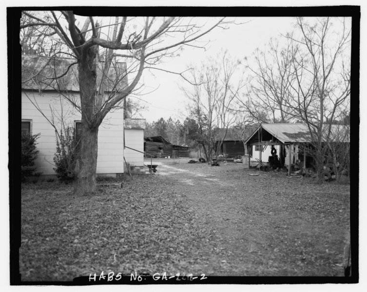File:View of the Jaudon-Bragg-Snelling Farm, from the southeast edge of the complex, facing northwest, note the three outbuildings. - Jaudon-Bragg-Snelling Farm, North side of GA State Route HABS GA-2298-2.tif