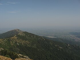 Vedere a Muntelui San Bernardo de pe creasta care separă valea Maira și valea Varaita, spre câmpia Po.