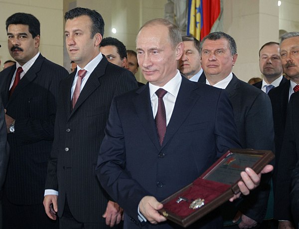 El Aissami, beside Nicolás Maduro, present Vladimir Putin the Key to the City of Caracas in April 2010.