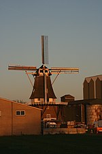 Vragender - molen De Vier Winden در avondlicht.jpg