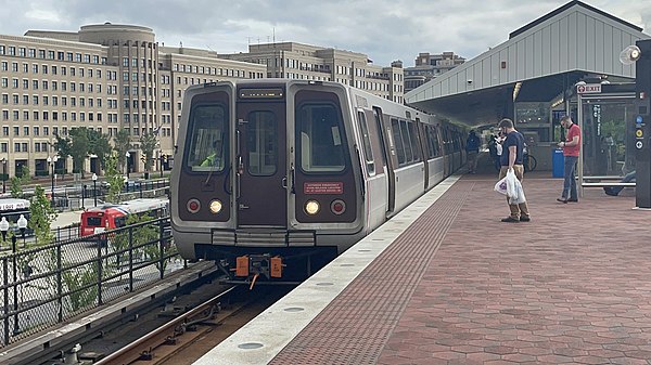 Yellow Line train arriving at the King Street–Old Town station in Alexandria, Virginia, in May 2022