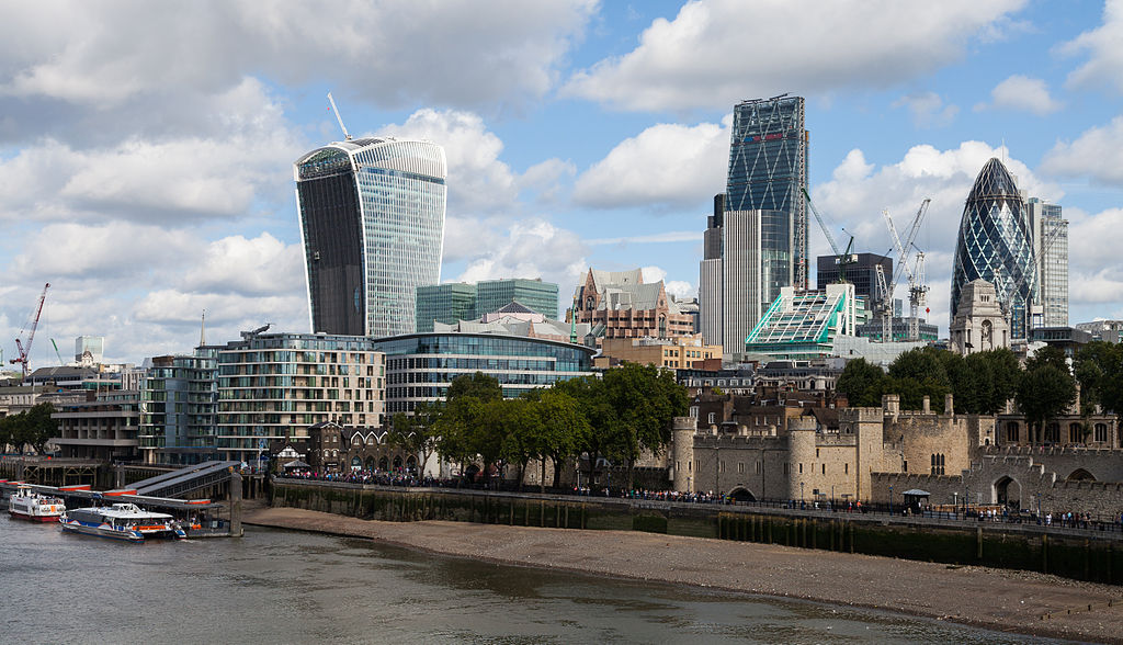 La City de Londres avec de gauche à droite : Les grattes-ciels Walkie-Talkie, Leadenhall building et Gherkin - Photo de Diego Delso