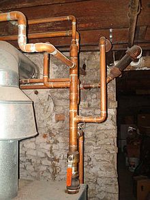 Un sistema di tubi dell'acqua in rame utilizzati in un sistema di riscaldamento a radiatori.