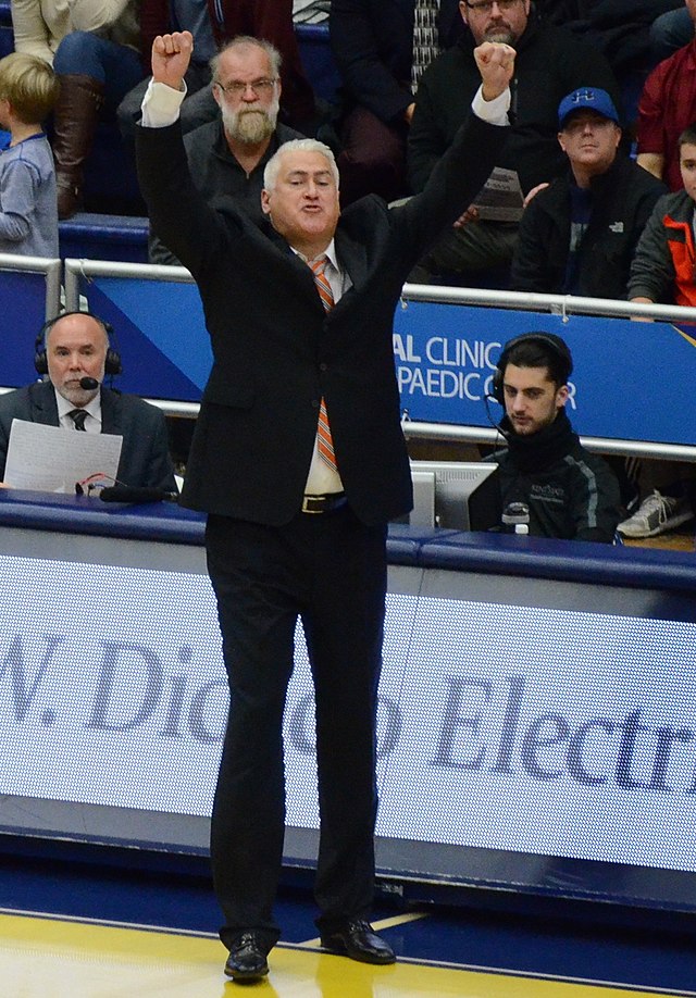 Wayne Tinkle coaching the Oregon State Beavers during a 2017 game