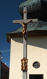 Kreuz vor der Kapelle