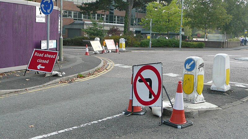 File:Woking Bradfield Close York Road road ahead closed sign September 2009.JPG