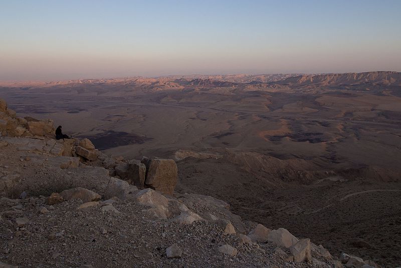 File:Woman sitting on a cliff of Makhtesh Ramon (40670).jpg