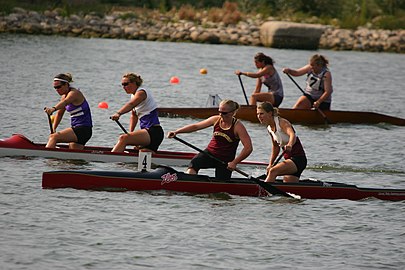 Трка кануа двоклека (жене) на мирним водама