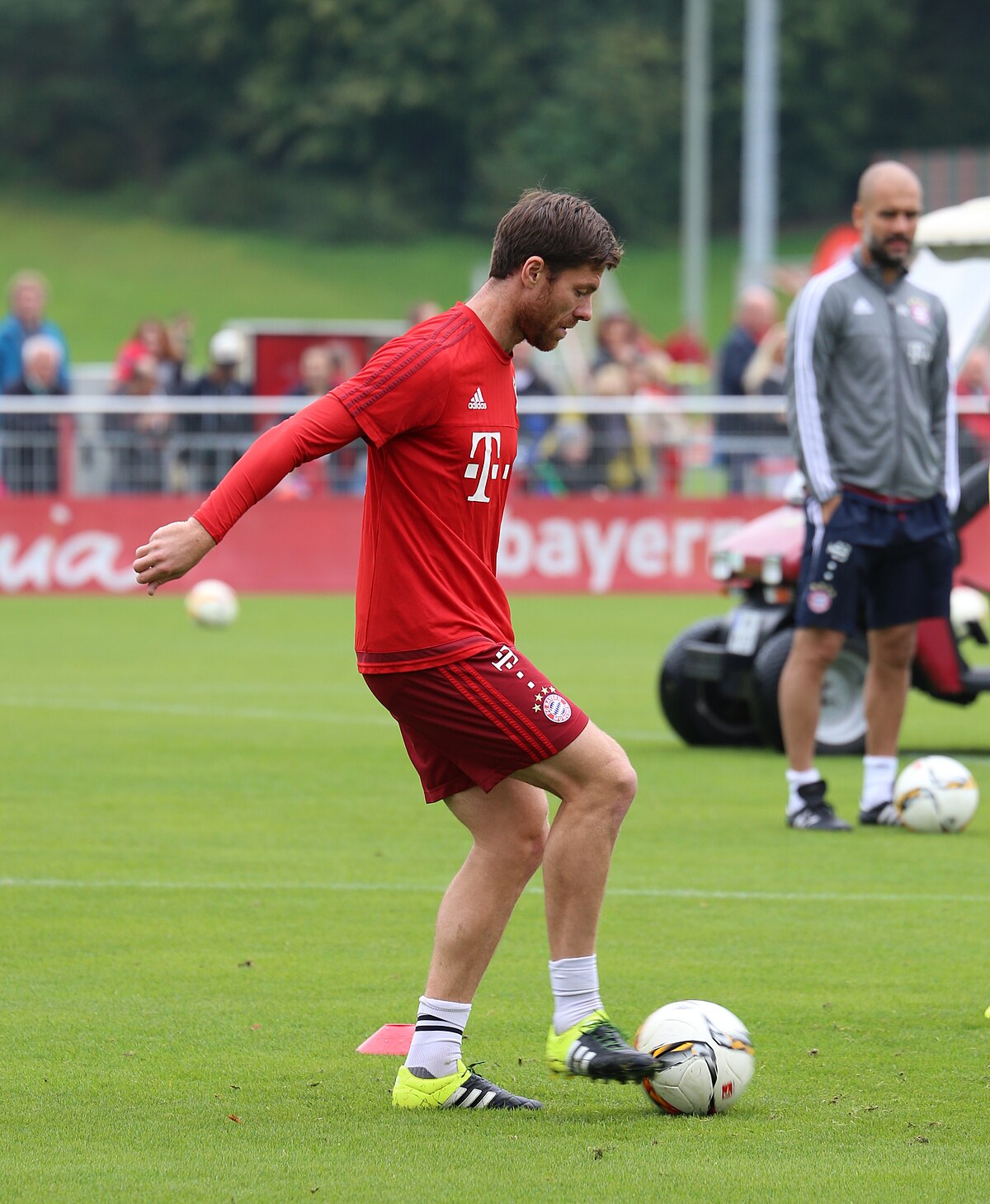 Datei:Xabi Alonso Training FC Bayern München-2.jpg - Wikipedia