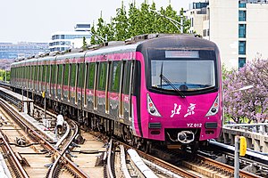 栄京東街駅から出発するDKZ32型電車