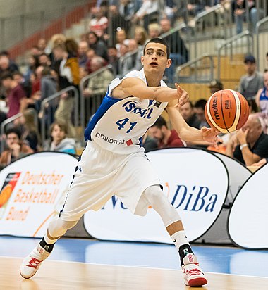 Israeli basketball player Yam Madar making a blind pass.