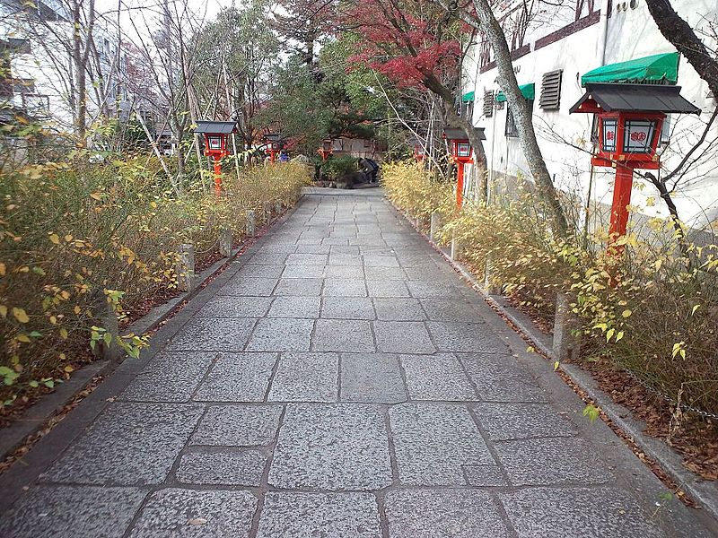 File:Yasui Kompira-gû - Road approaching a shrine.jpg