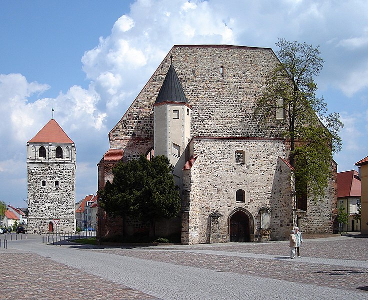 File:Zerbst Bartholomäikirche.jpg