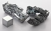Fragmentos de zinc y un cubo de 1 cm3