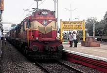(Kakinada - Shiridi) Express na raskrsnici Nidadavole.jpg