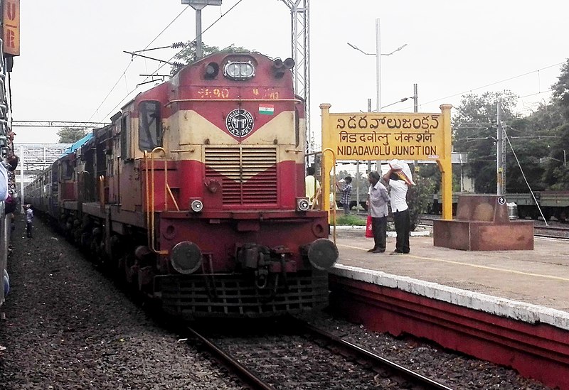 File:(Kakinada - Shiridi) Express at Nidadavole Junction.jpg