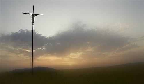 13-ти метровий Хрест в честь Хресної Дороги Спасителя, встановлений греко-католицькою релігійною громадою на найвищому пагорбі біля села.