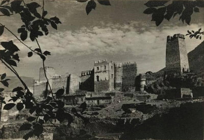 File:Древний грузинский замок.jpg