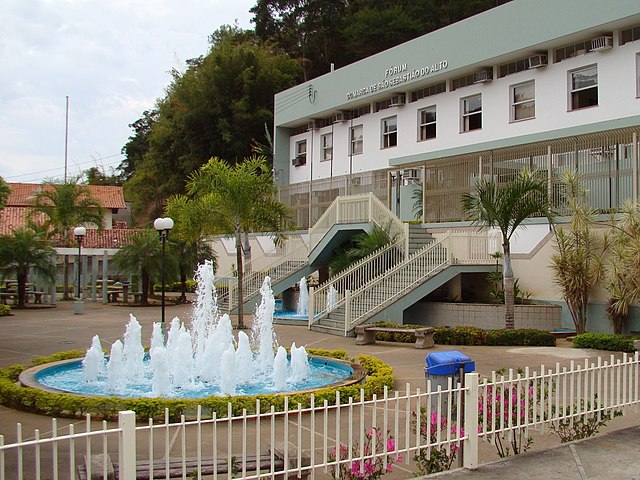 Praça Prefeito Dr. Hermes Ferro, ao fundo, atual sede da Prefeitura, Câmara Municipal e da Comarca de São Sebastião do Alto-RJ