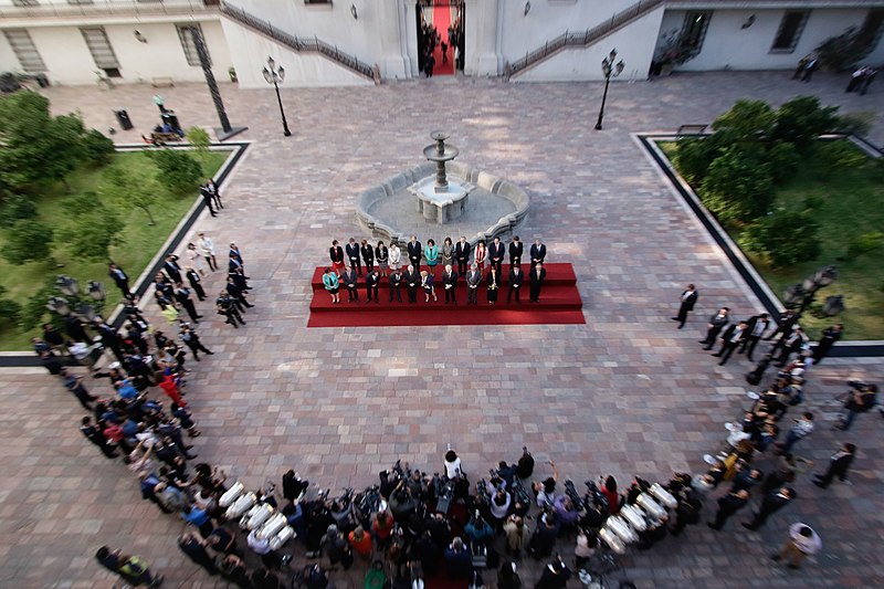 File:11 Marzo 2018, Pdta. Bachelet y Ministros participan de foto oficial previo al cambio de mando. (25876768457).jpg