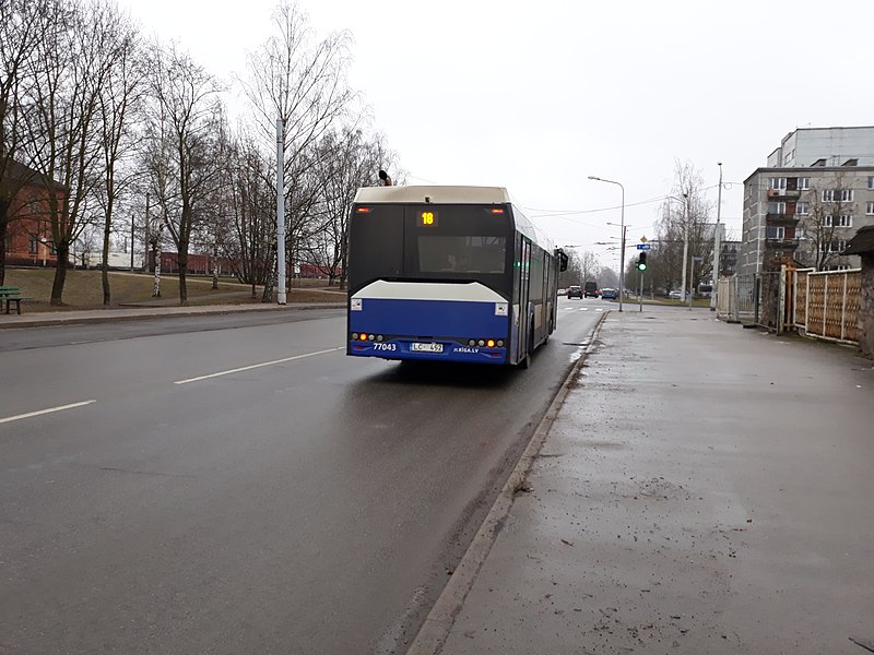 File:18. autobuss uz Lokomotīves ielas (2).jpg