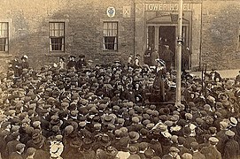 Edith New talking to male voters in Scotland