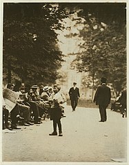 1910-unionsquare-newsboy.jpg