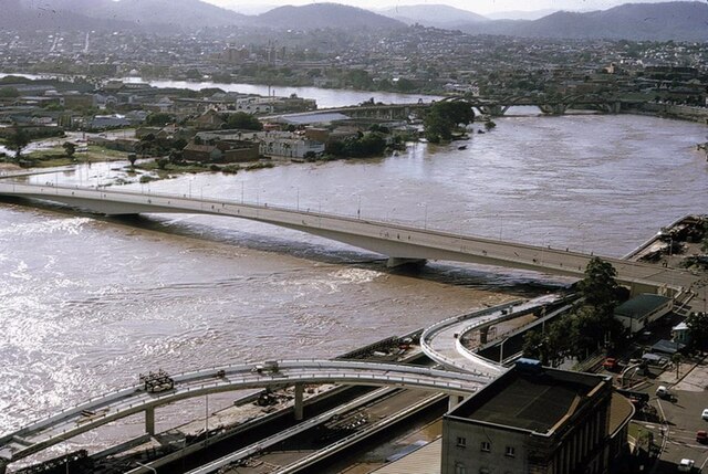Victoria Bridge during flood