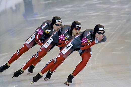 Командная гонка мужчины сегодня. Командный спринт конькобежный спорт. Speed Skating конькобежный спорт. Конькобежный спорт 1877. Конькобежный спорт женщины.